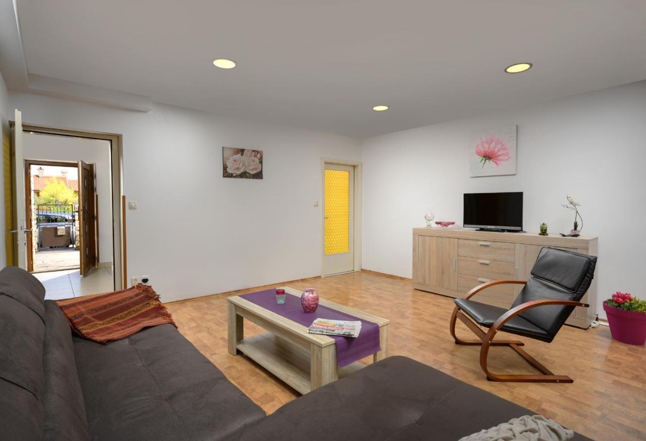 Apartment Tea Pula Exterior photo